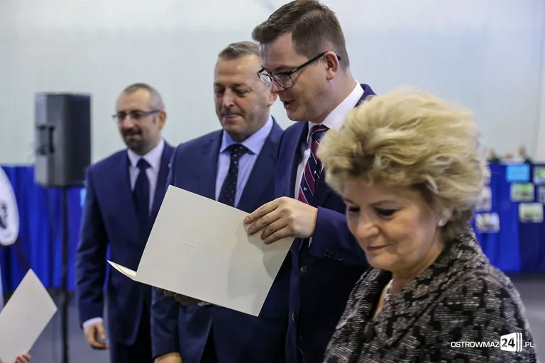Wręczono stypendia Prezesa Rady Ministrów. Nagrodzono siedmioro uczniów z powiatu ostrowskiego (zdjęcia, wideo)