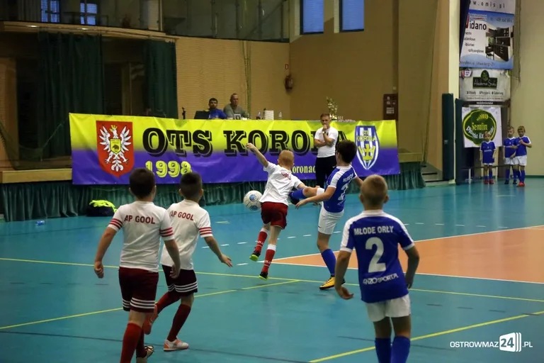 Zacięte boje młodych piłkarzy (zdjęcia, wideo)