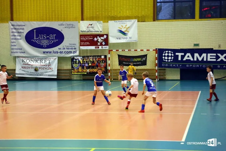 Zacięte boje młodych piłkarzy (zdjęcia, wideo)