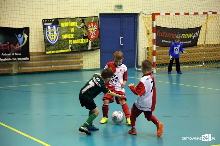 Zacięte boje młodych piłkarzy (zdjęcia, wideo)
