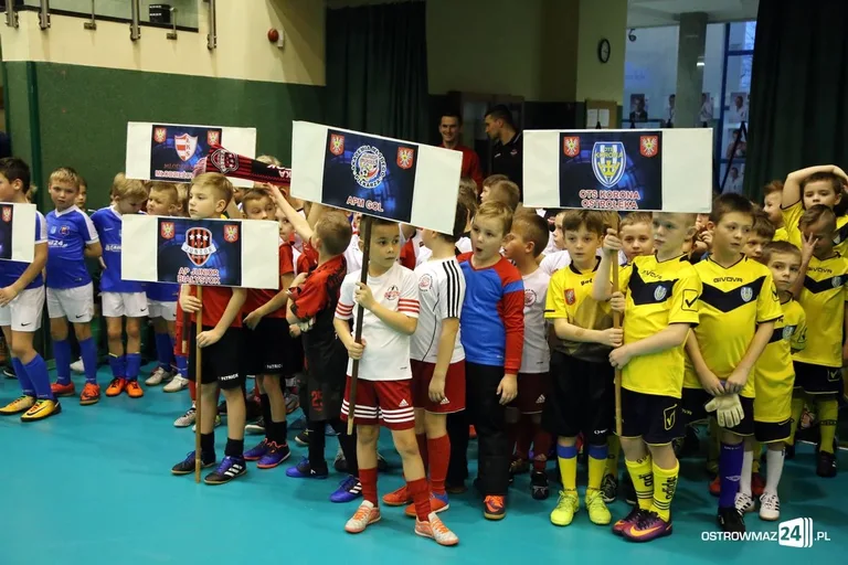 Zacięte boje młodych piłkarzy (zdjęcia, wideo)