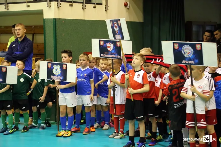 Zacięte boje młodych piłkarzy (zdjęcia, wideo)