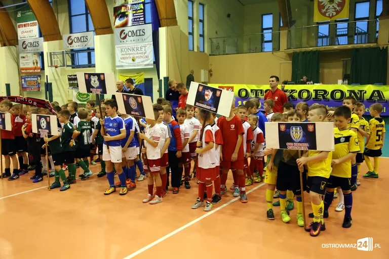 Zacięte boje młodych piłkarzy (zdjęcia, wideo)
