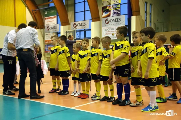 Zacięte boje młodych piłkarzy (zdjęcia, wideo)