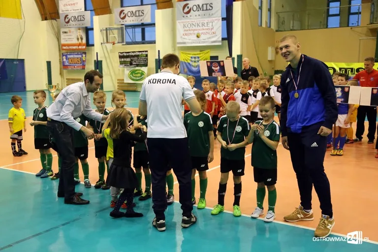 Zacięte boje młodych piłkarzy (zdjęcia, wideo)