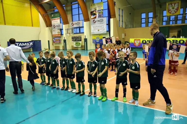Zacięte boje młodych piłkarzy (zdjęcia, wideo)