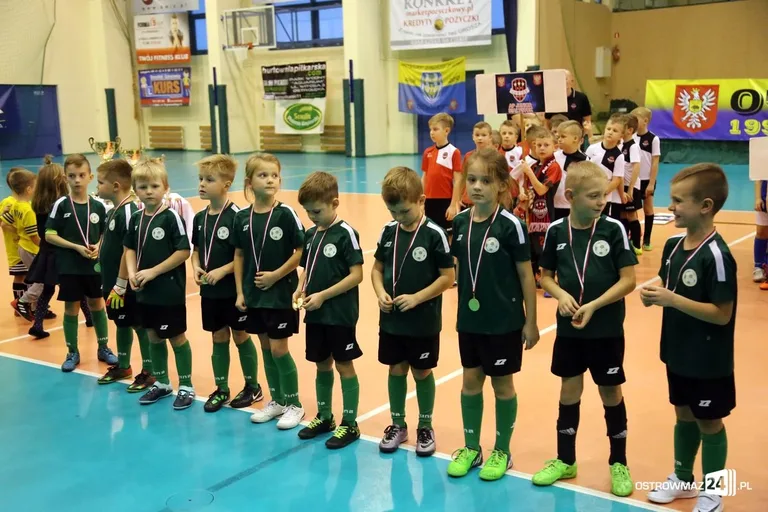 Zacięte boje młodych piłkarzy (zdjęcia, wideo)