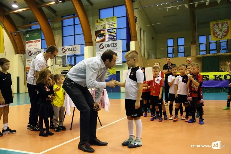 Zacięte boje młodych piłkarzy (zdjęcia, wideo)