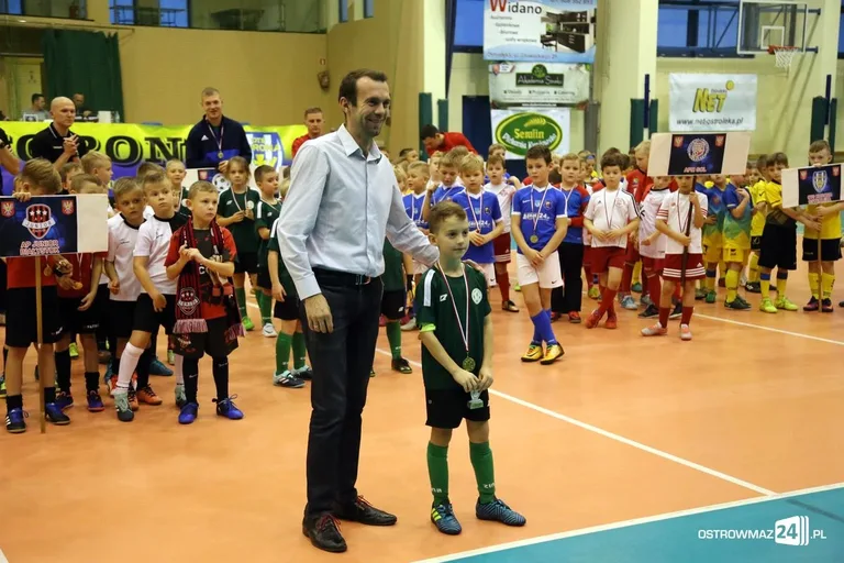 Zacięte boje młodych piłkarzy (zdjęcia, wideo)