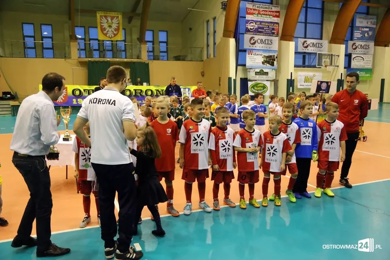 Zacięte boje młodych piłkarzy (zdjęcia, wideo)