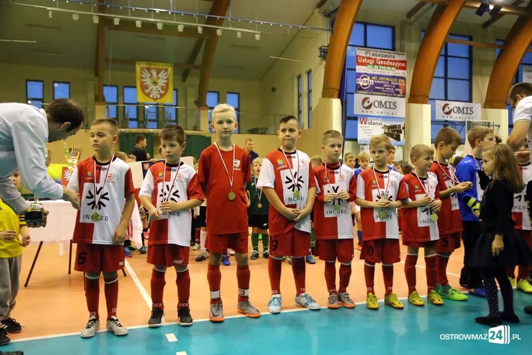 Zacięte boje młodych piłkarzy (zdjęcia, wideo)