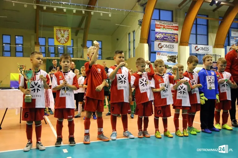 Zacięte boje młodych piłkarzy (zdjęcia, wideo)