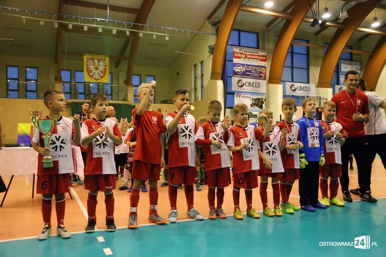 Zacięte boje młodych piłkarzy (zdjęcia, wideo)