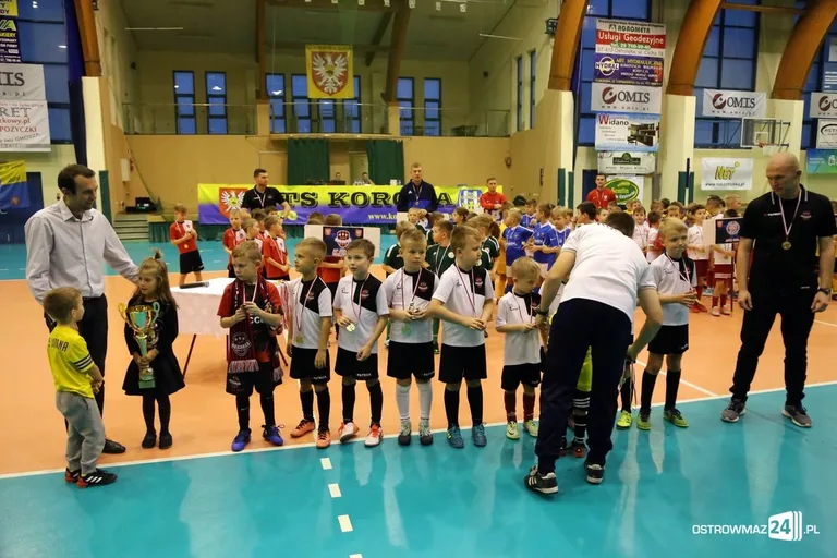 Zacięte boje młodych piłkarzy (zdjęcia, wideo)