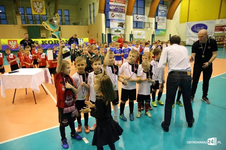 Zacięte boje młodych piłkarzy (zdjęcia, wideo)