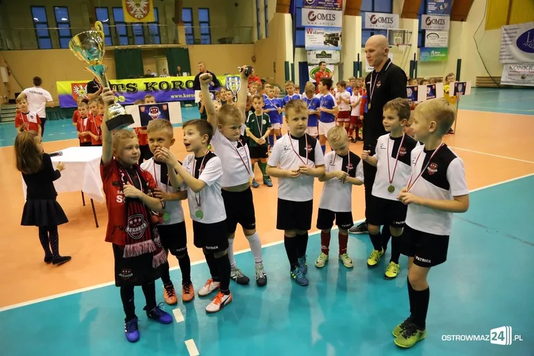 Zacięte boje młodych piłkarzy (zdjęcia, wideo)