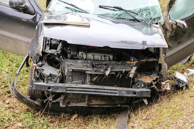 Dachowanie volkswagena na drodze Ostrów Mazowiecka - Różan (zdjęcia)
