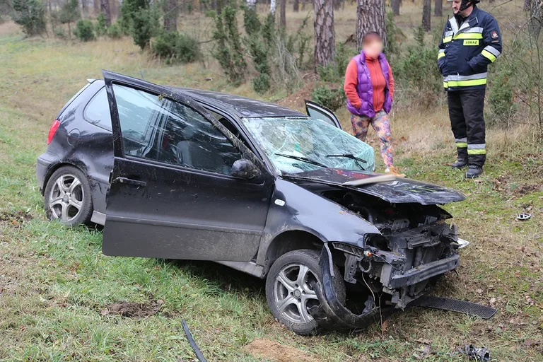 Dachowanie volkswagena na drodze Ostrów Mazowiecka - Różan (zdjęcia)