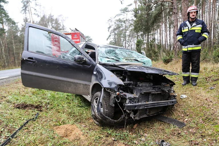 Dachowanie volkswagena na drodze Ostrów Mazowiecka - Różan (zdjęcia)