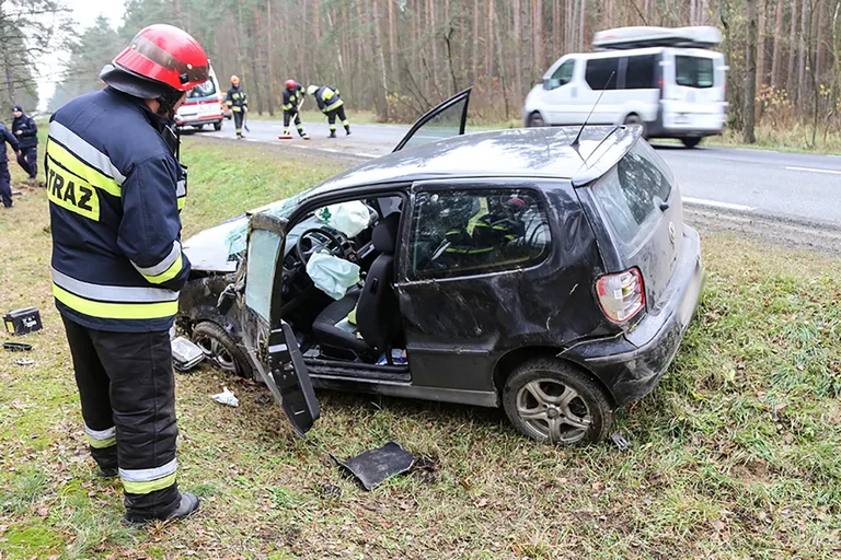 Dachowanie volkswagena na drodze Ostrów Mazowiecka - Różan (zdjęcia)
