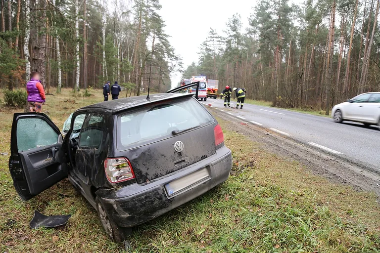 Dachowanie volkswagena na drodze Ostrów Mazowiecka - Różan (zdjęcia)