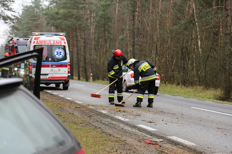 Dachowanie volkswagena na drodze Ostrów Mazowiecka - Różan (zdjęcia)
