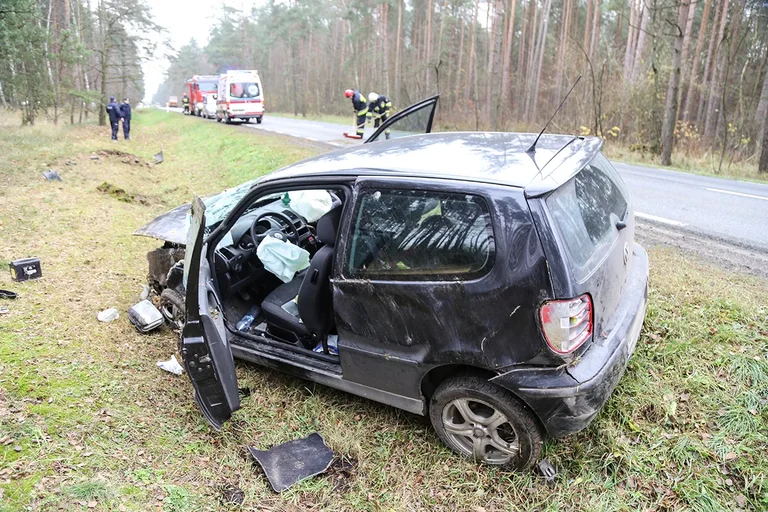 Dachowanie volkswagena na drodze Ostrów Mazowiecka - Różan (zdjęcia)
