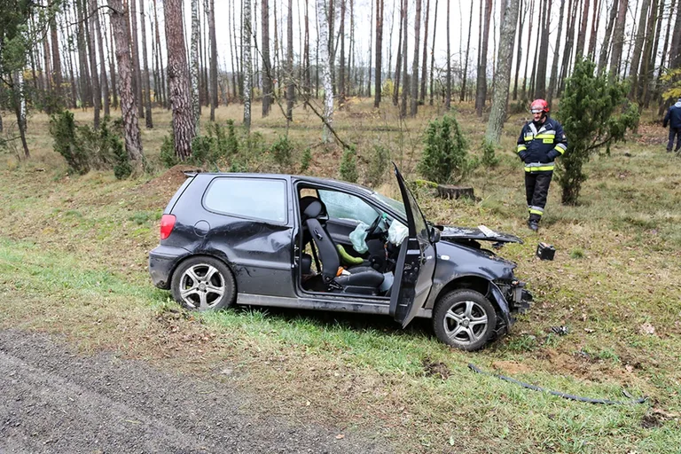 Dachowanie volkswagena na drodze Ostrów Mazowiecka - Różan (zdjęcia)