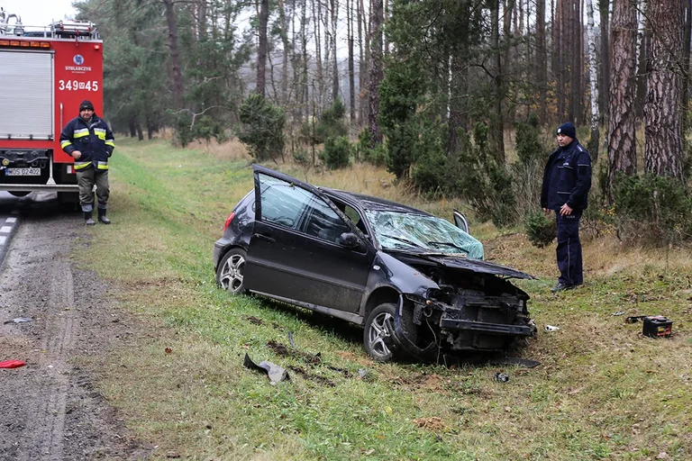 Dachowanie volkswagena na drodze Ostrów Mazowiecka - Różan (zdjęcia)