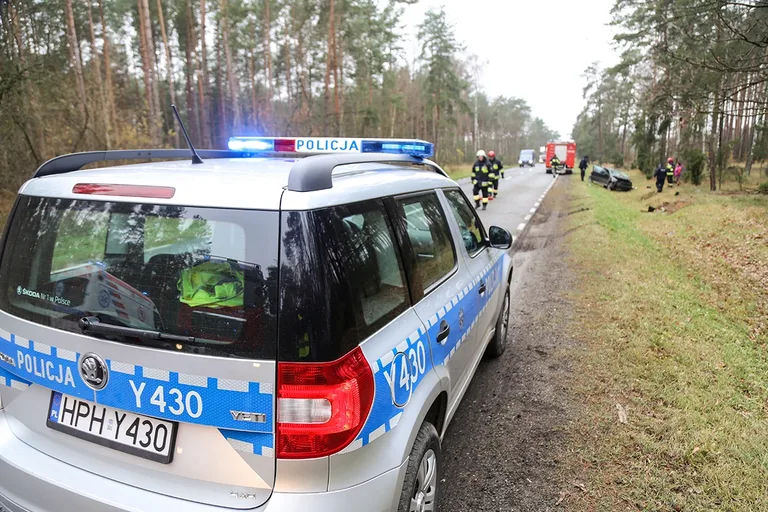 Dachowanie volkswagena na drodze Ostrów Mazowiecka - Różan (zdjęcia)
