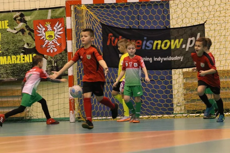 Piłkarze UKS AP otarli się o podium (zdjęcia, wideo)