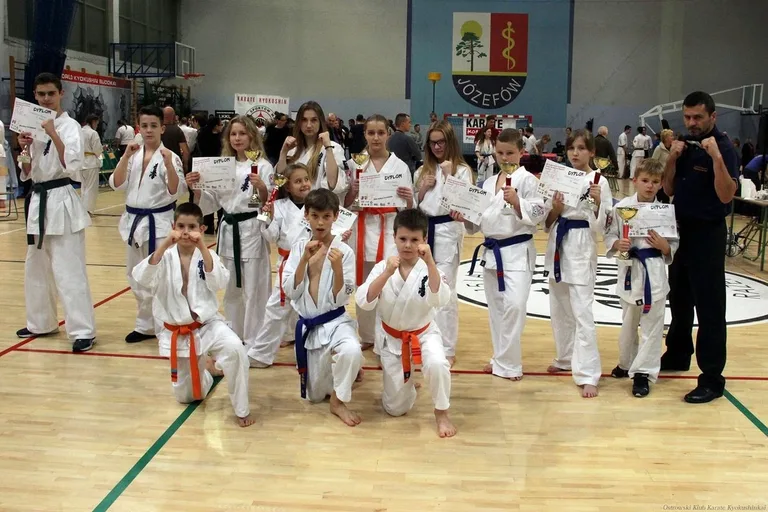 Siedem medali ostrowskich karateków w Józefowie (zdjęcia)