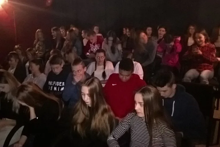 Młodzież z powiatu poznała ostrowski teatr (zdjęcia)