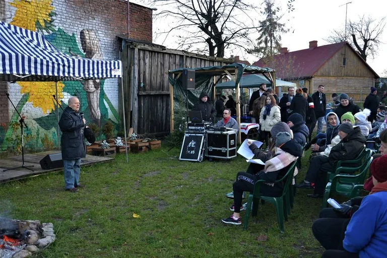 Piknik niepodległościowy w ostrowskim ogrodzie społecznym (zdjęcia)