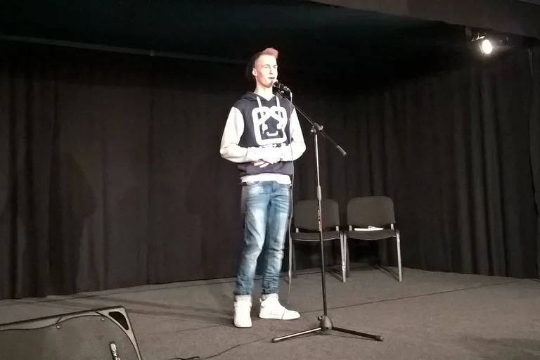 Młodzież z powiatu poznała ostrowski teatr (zdjęcia)