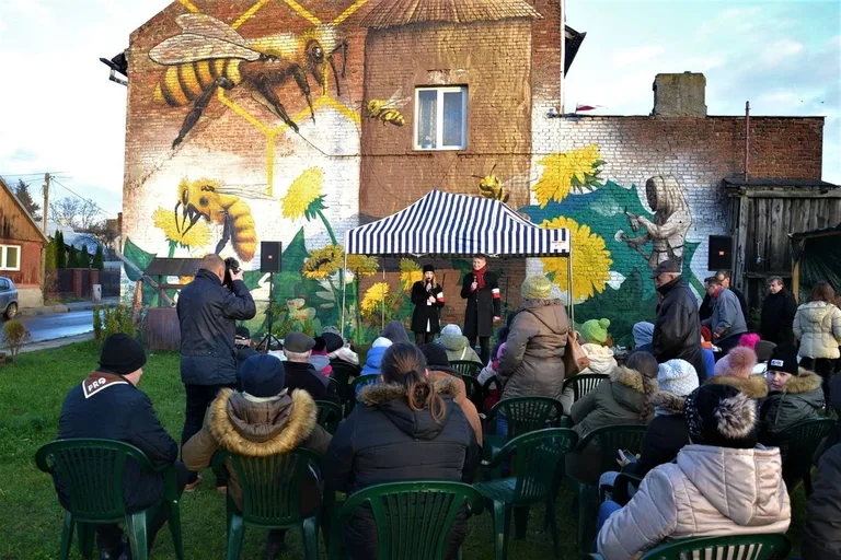 Piknik niepodległościowy w ostrowskim ogrodzie społecznym (zdjęcia)