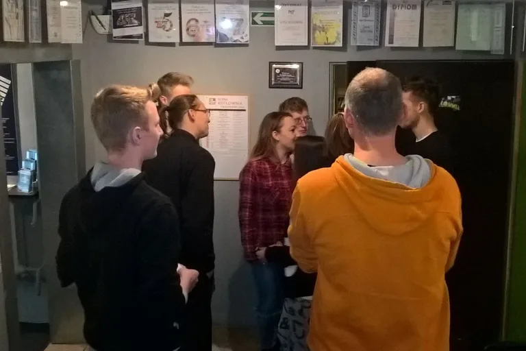 Młodzież z powiatu poznała ostrowski teatr (zdjęcia)