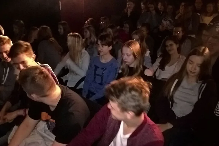 Młodzież z powiatu poznała ostrowski teatr (zdjęcia)