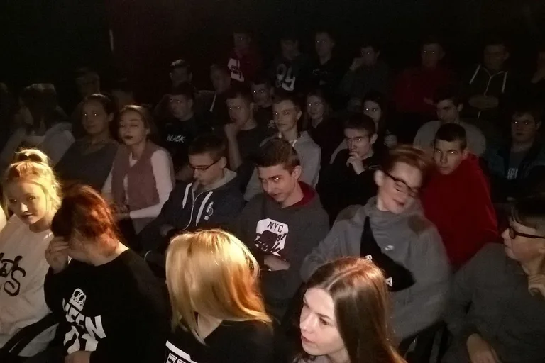 Młodzież z powiatu poznała ostrowski teatr (zdjęcia)