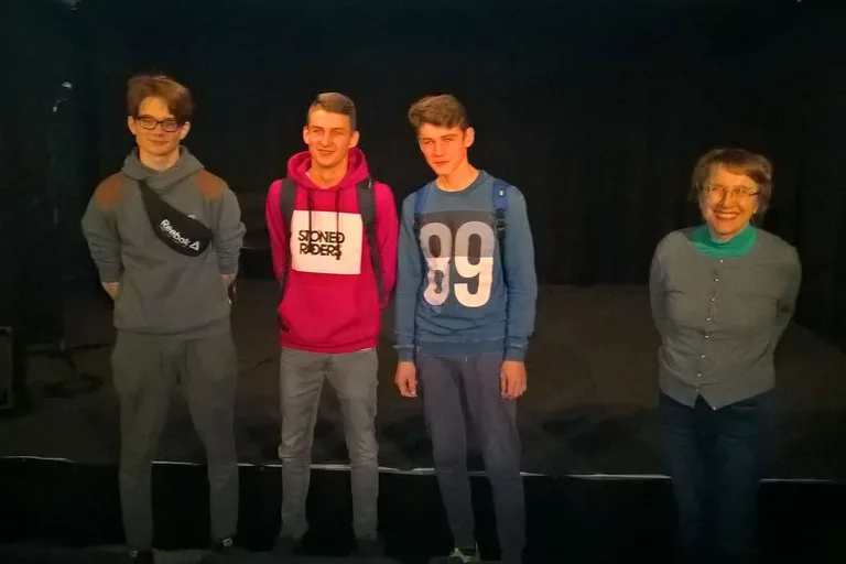 Młodzież z powiatu poznała ostrowski teatr (zdjęcia)