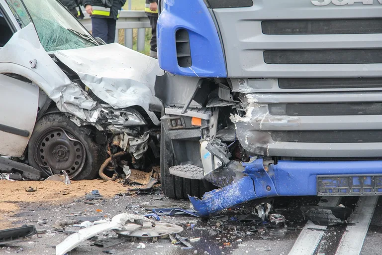 Zderzenie osobowego opla z ciężarówką (zdjęcia)