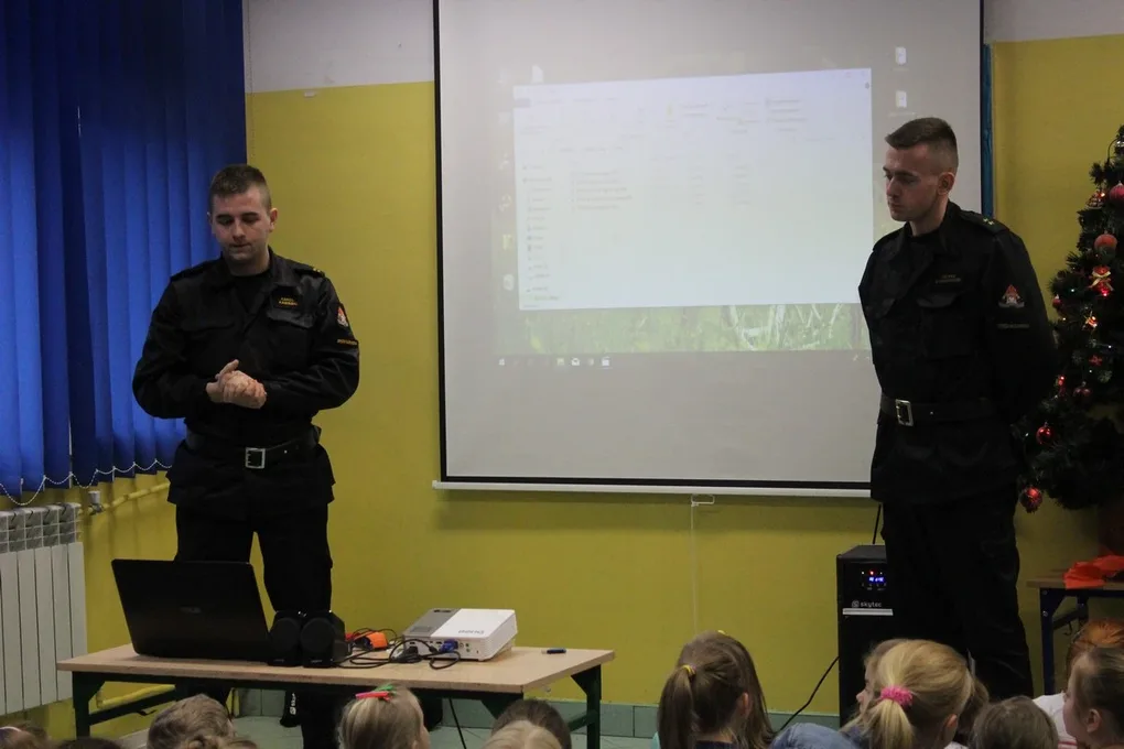 Spotkanie dzieci z SP nr 1 ze strażakami i policjantami (zdjęcie)