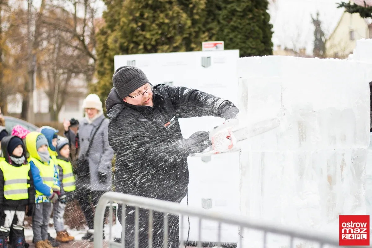 Ice Show przed ostrowskim Ratuszem (zdjęcia, wideo)