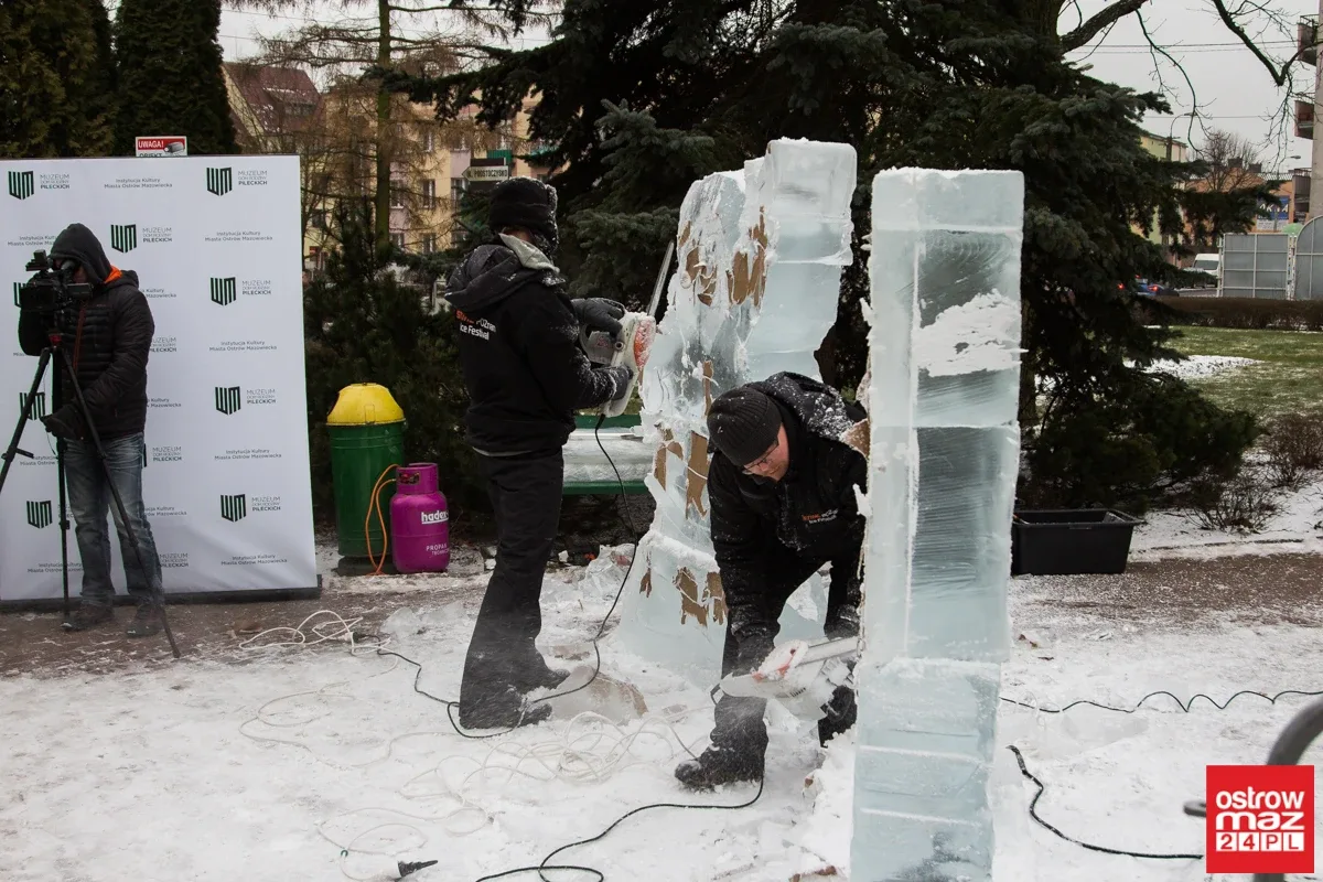 Ice Show przed ostrowskim Ratuszem (zdjęcia, wideo)