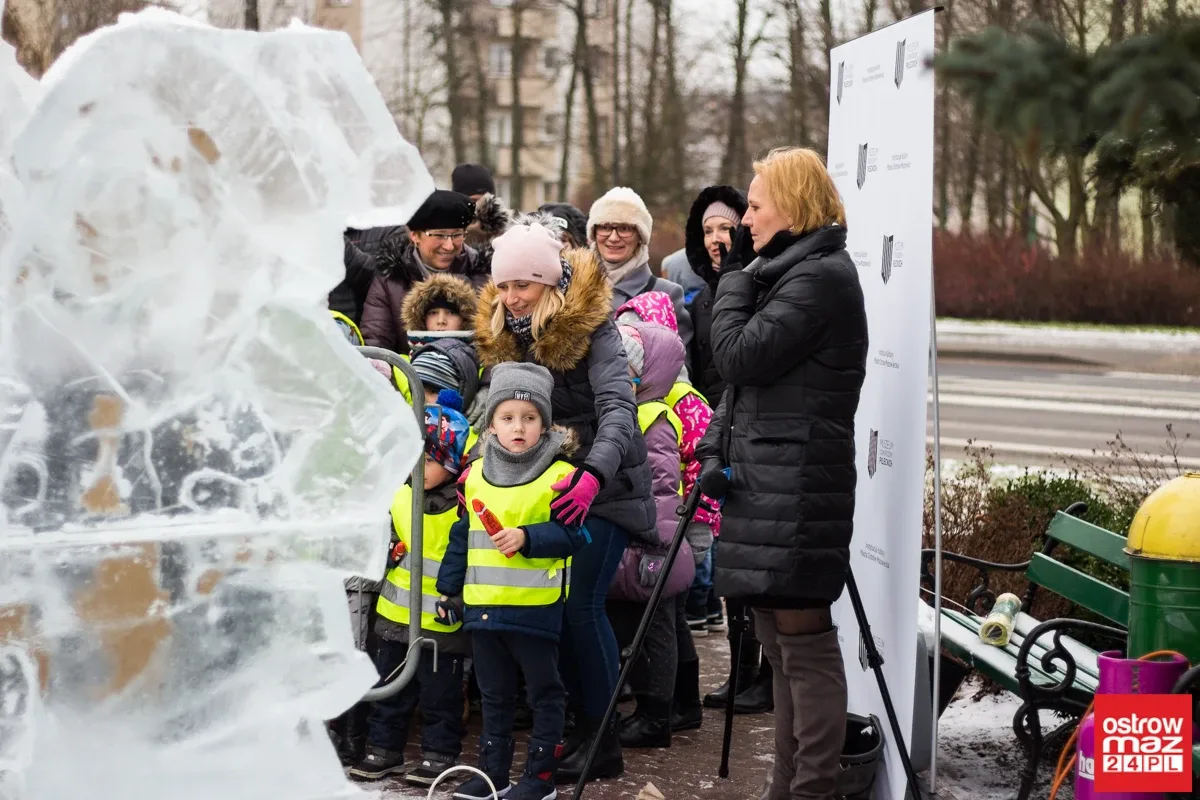 Ice Show przed ostrowskim Ratuszem (zdjęcia, wideo)