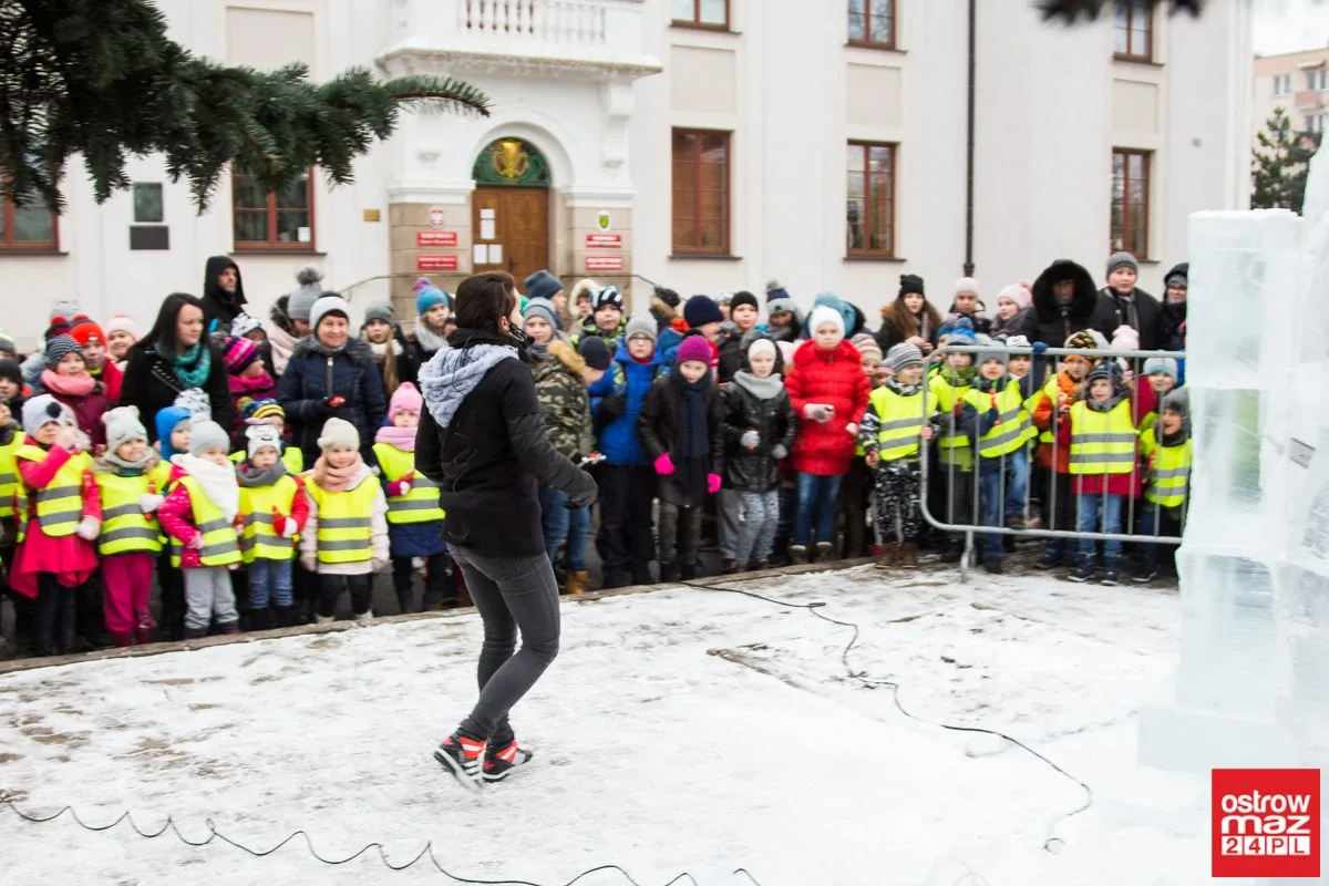 Ice Show przed ostrowskim Ratuszem (zdjęcia, wideo)
