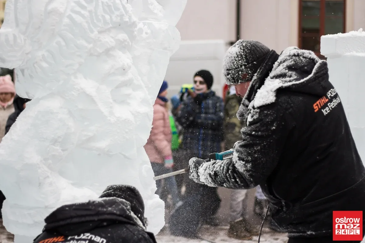 Ice Show przed ostrowskim Ratuszem (zdjęcia, wideo)