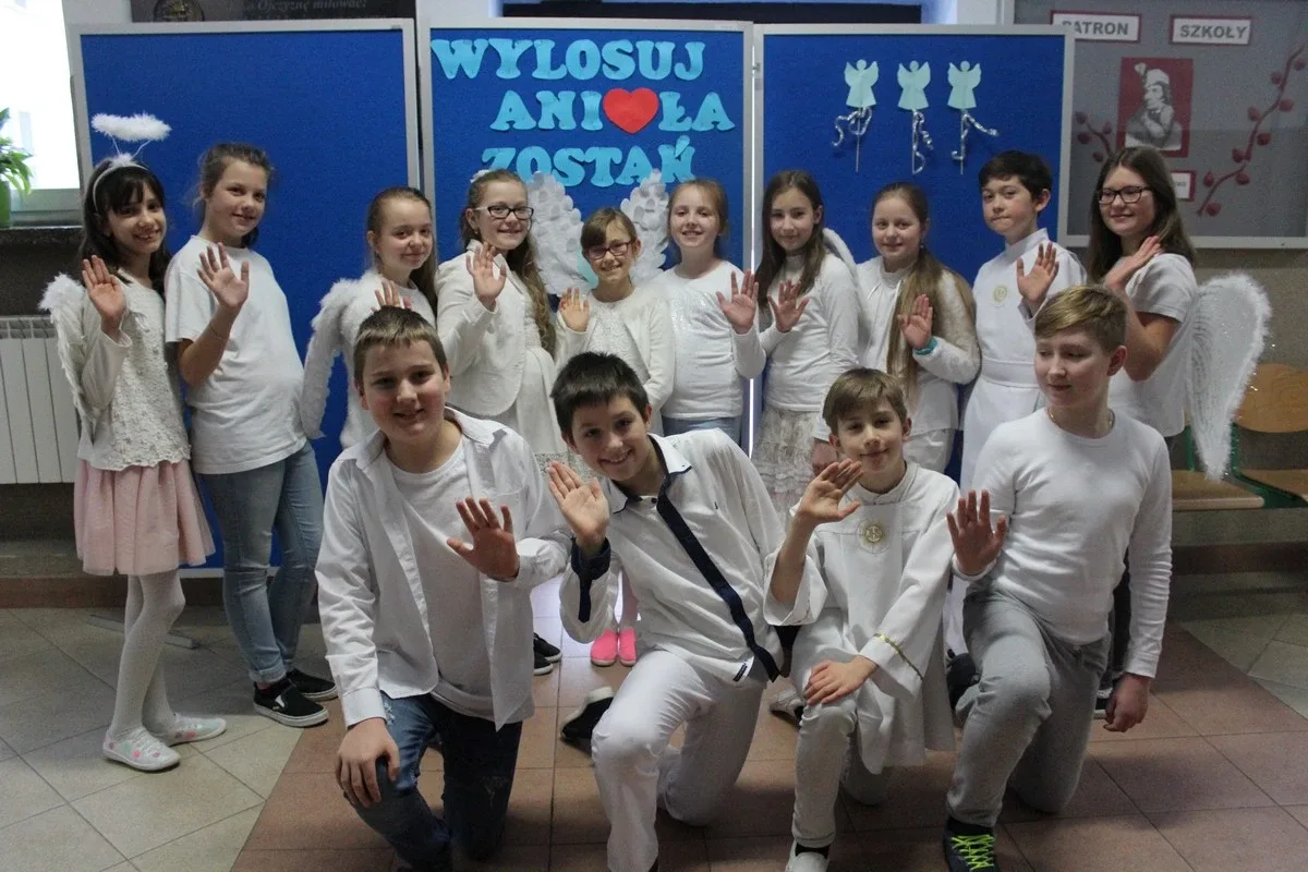 Uczniowie SP nr 1 wspierają dzieci chore na nowotwory (zdjęcia)