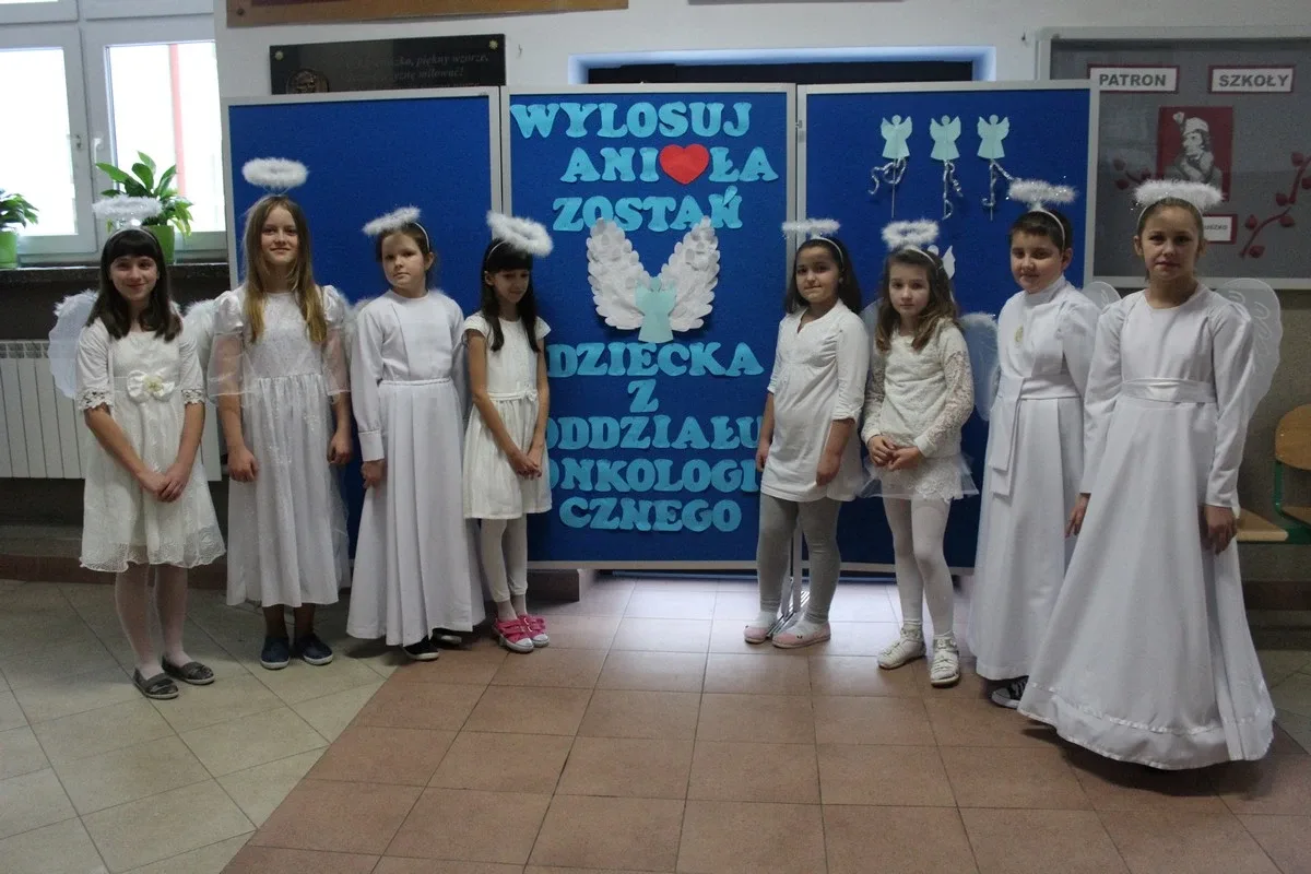 Uczniowie SP nr 1 wspierają dzieci chore na nowotwory (zdjęcia)
