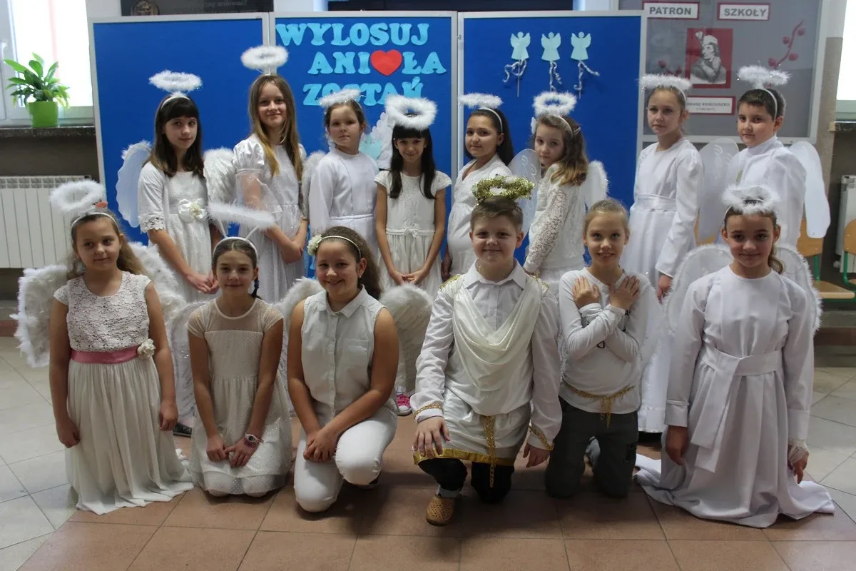 Uczniowie SP nr 1 wspierają dzieci chore na nowotwory (zdjęcia)